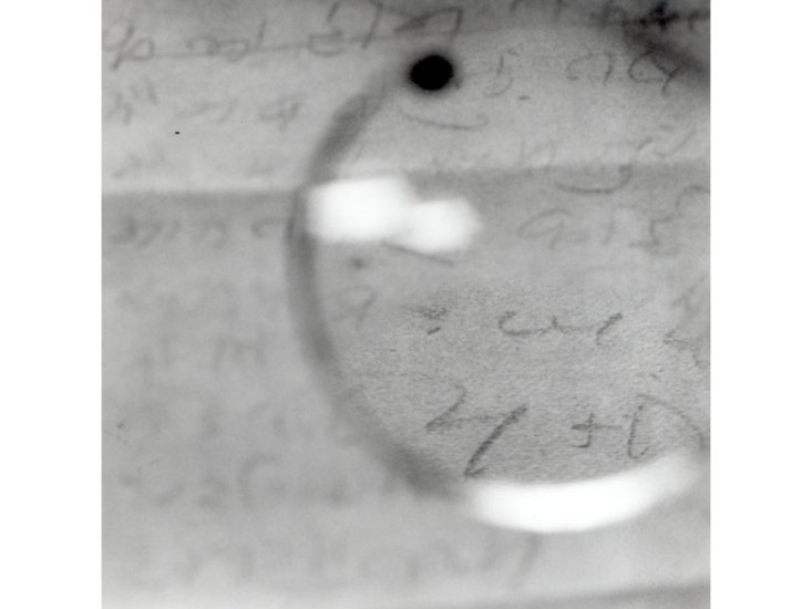 米田知子　マハトマ・ガンジーの眼鏡− 『沈黙の日』の最後のノートを見る　2003