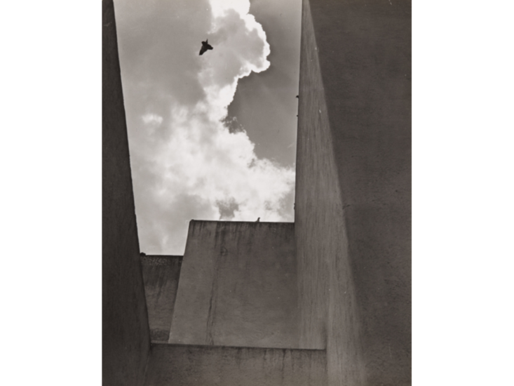 Armando Salas Portugal　Casa de Luis Barragán - Vista hacia el cielo desde el patio de las ollas, ca. 1965/ca　1975