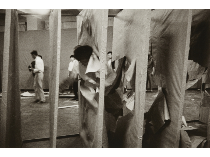 大辻清司　Transfixion of Murakami Saburo, the second Gutai exhibition　1956