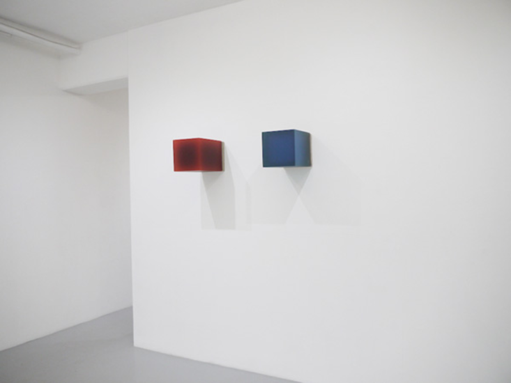 Herbert Hamak　Left: Kadmiumrot / Right: Mamgancolinblau　2010